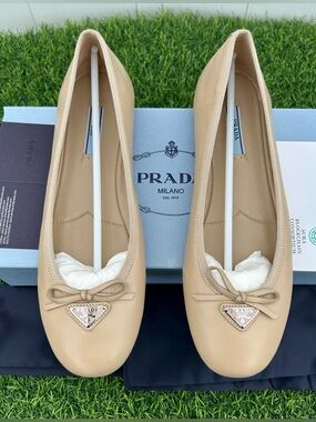 PRADA BALLERINA FLATS BEIGE LEATHER ENAMELED TRIANGLE LOGO BOW SZ 39 NEW CLASSIC